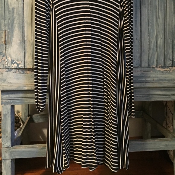 Stripe old navy flowy dress - Picture 3 of 3